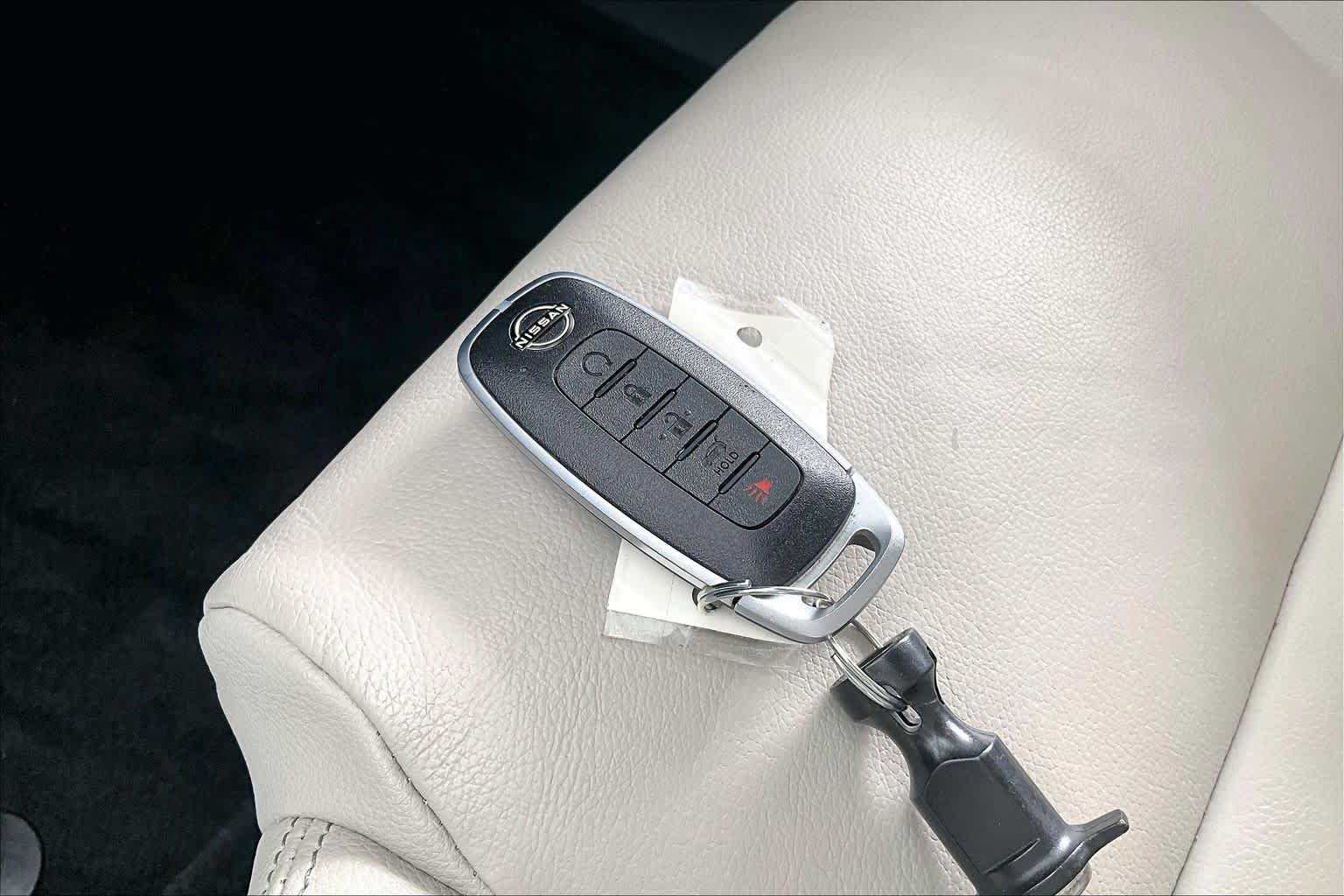 Certified Used 2025 Everest White Pearl/Super Black Nissan SL image 15