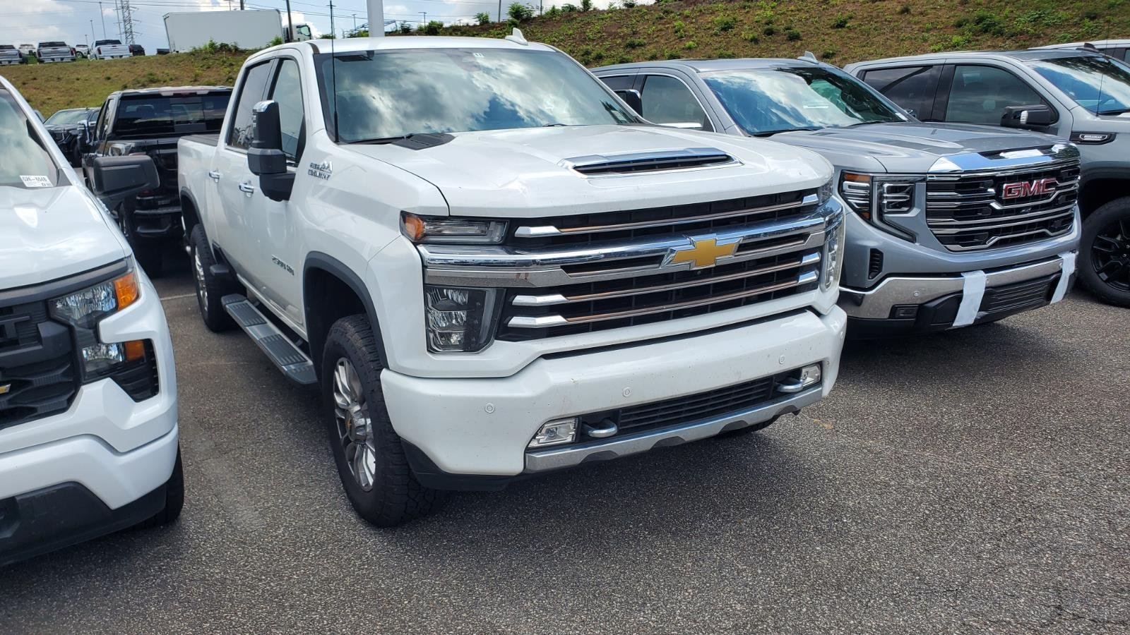 Used 2022 Summit White Chevrolet High Country image 2