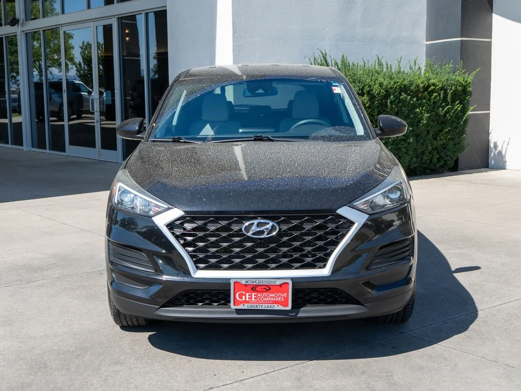 Used 2020 Black Hyundai SE image 2