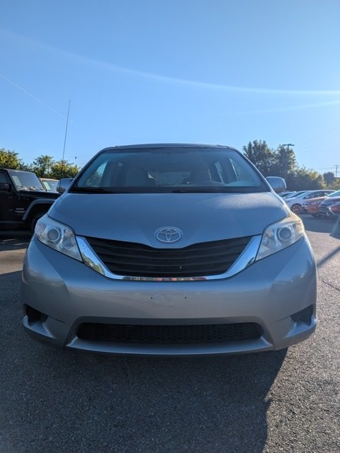 2011 Toyota Sienna LE photo 2