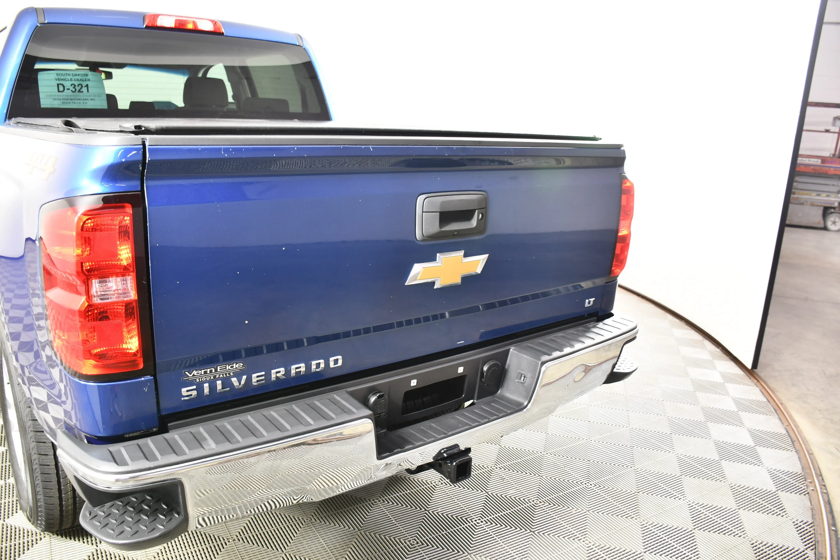 Used 2018 Deep Ocean Blue Metallic Chevrolet LT image 15
