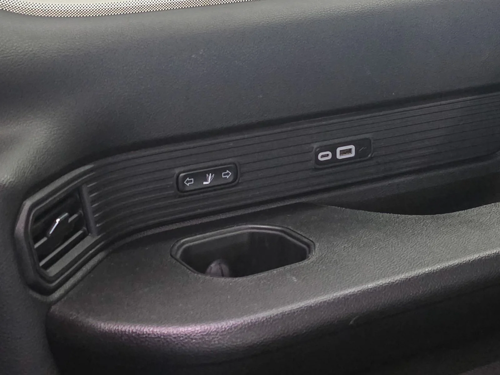 Used 2022 White Jeep Series III image 25