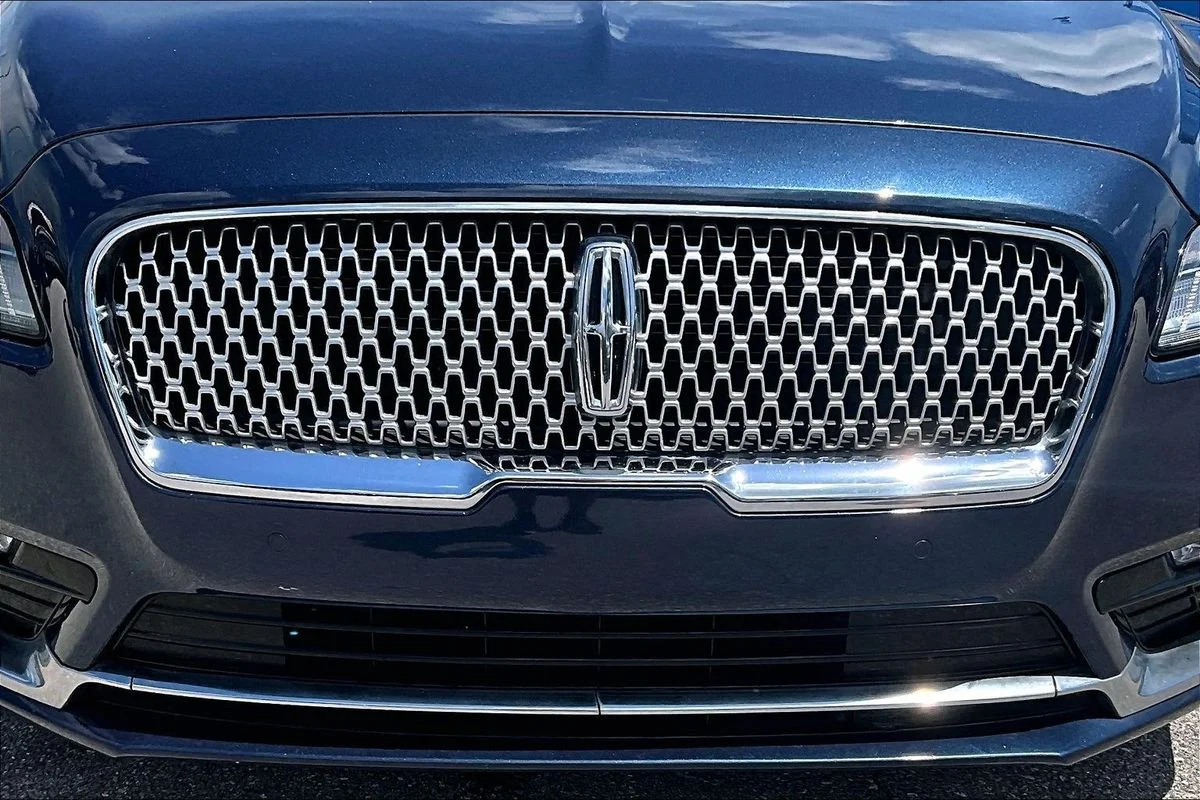 Used 2017 Blue Lincoln Select image 34
