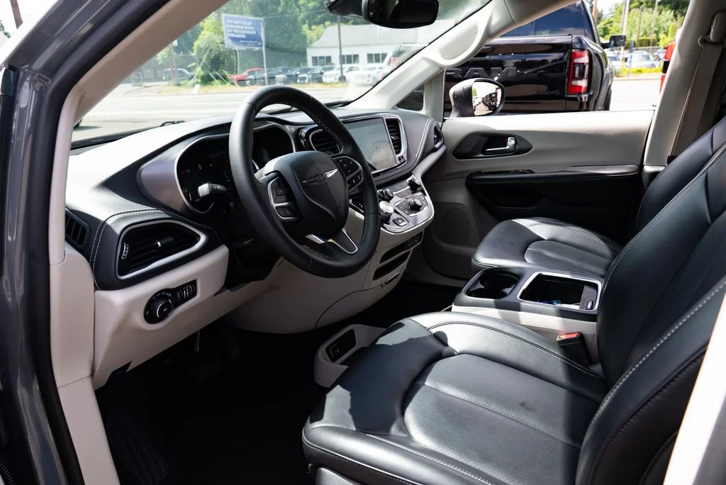 Used 2023 White Chrysler Touring L image 18