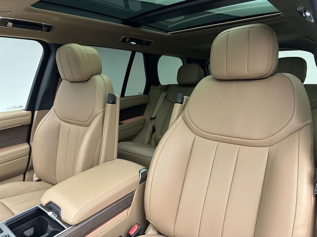 Used 2023  Land Rover SE image 13
