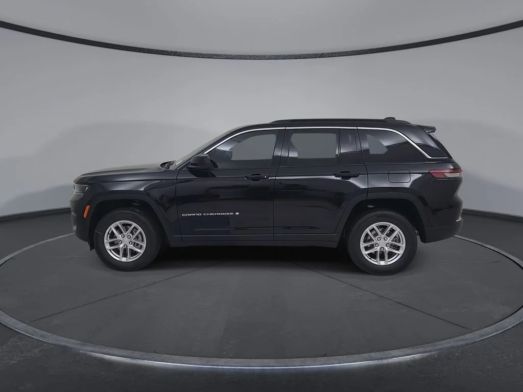 New 2026 Diamond Black Crystal Pearl-Coat Exterior Paint Jeep Laredo X image 9