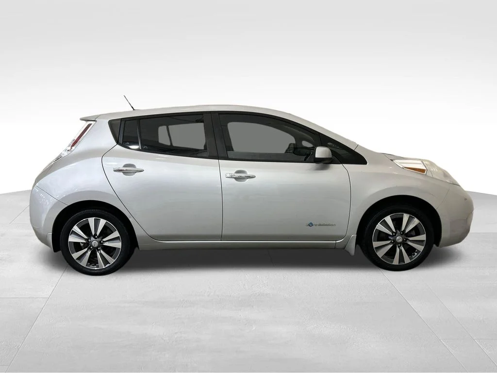Used 2015 Silver Nissan SV image 7