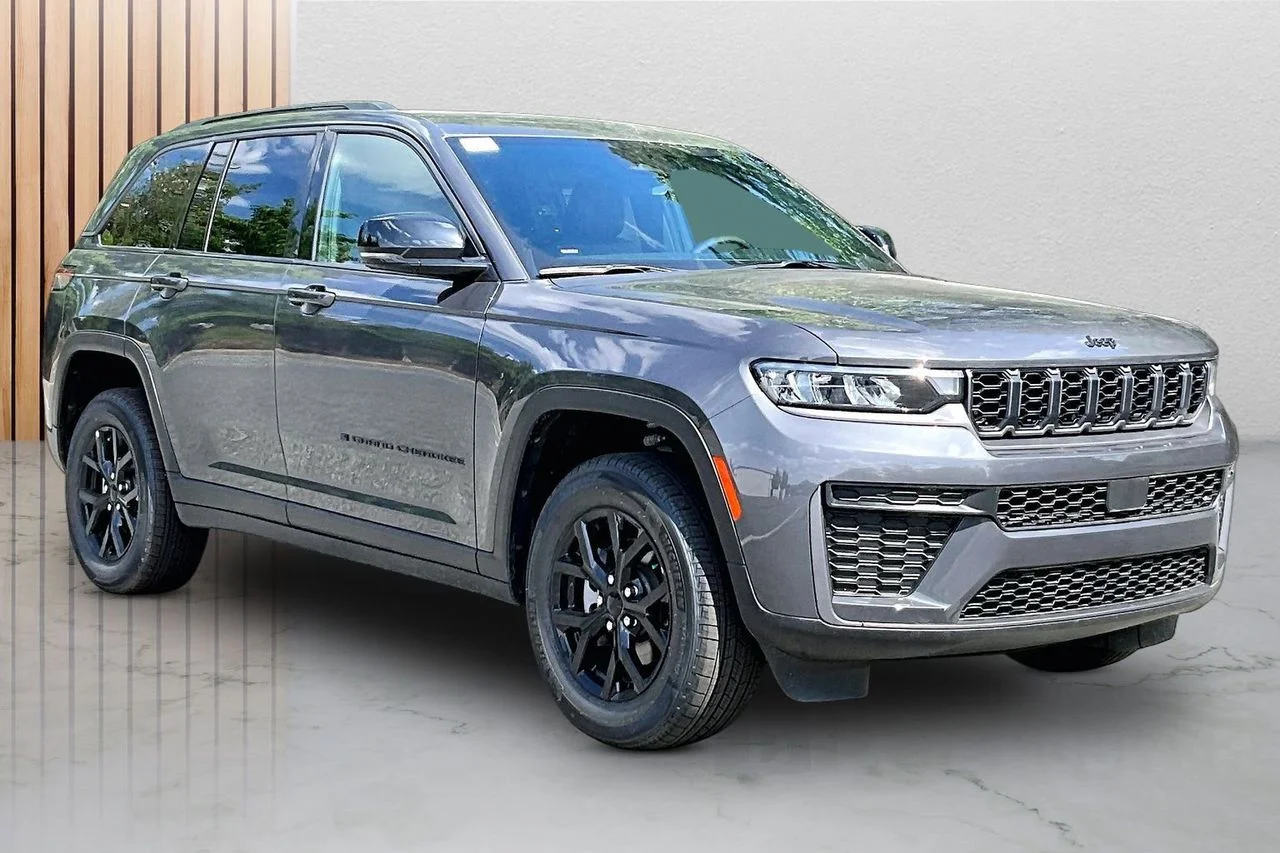 New 2026 Baltic Gray Metallic Clear-Coat Exterior Paint Jeep Altitude image 2