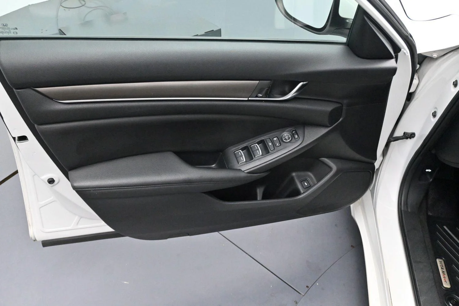Used 2020 Platinum White Pearl Honda LX image 9