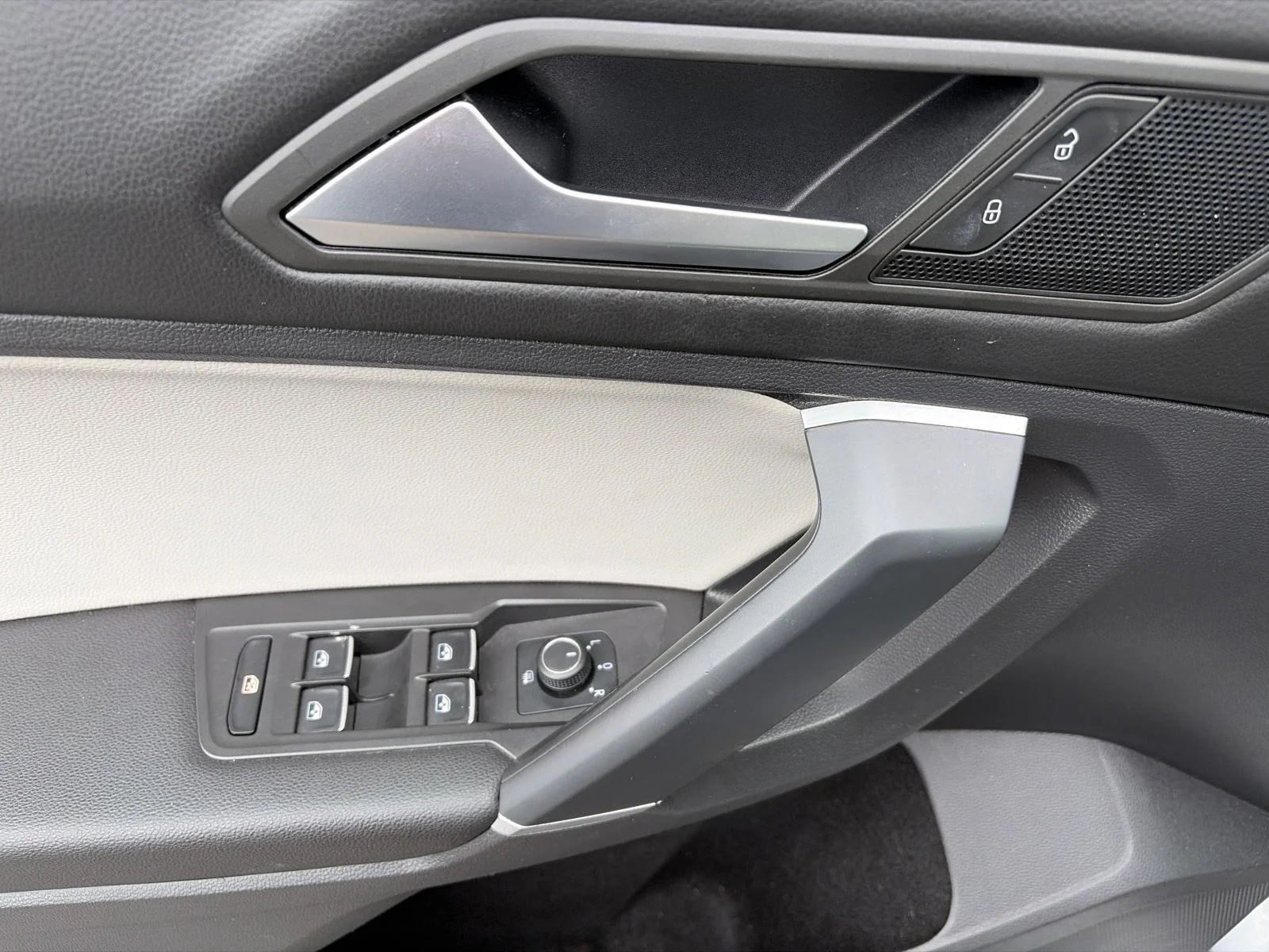 Used 2020 Pyrite Silver Metallic Volkswagen SE image 14