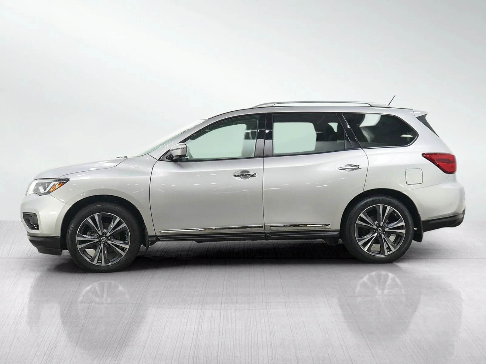 Used 2017 Nissan Pathfinder Platinum with VIN 5N1DR2MM4HC600896 for sale in Burnsville, Minnesota