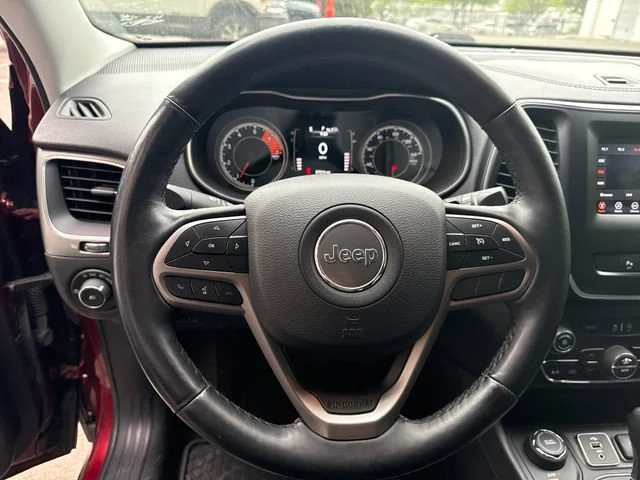 Used 2019 Velvet Red Pearlcoat Jeep Latitude Plus image 18