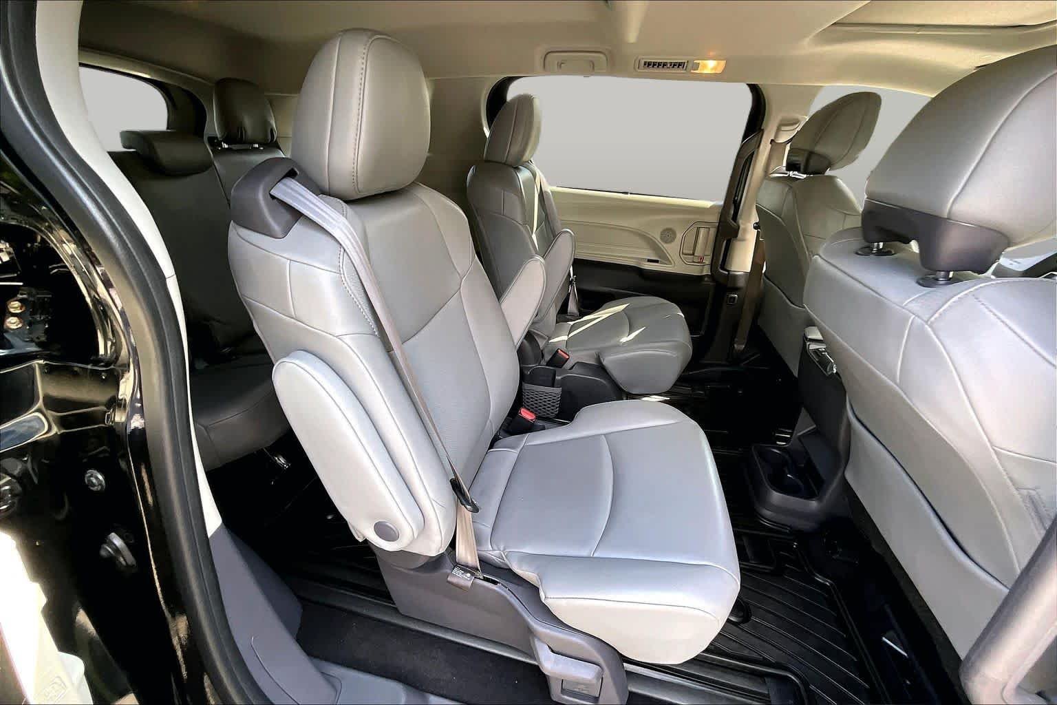 Used 2021 Midnight Black Metallic Toyota XLE image 19