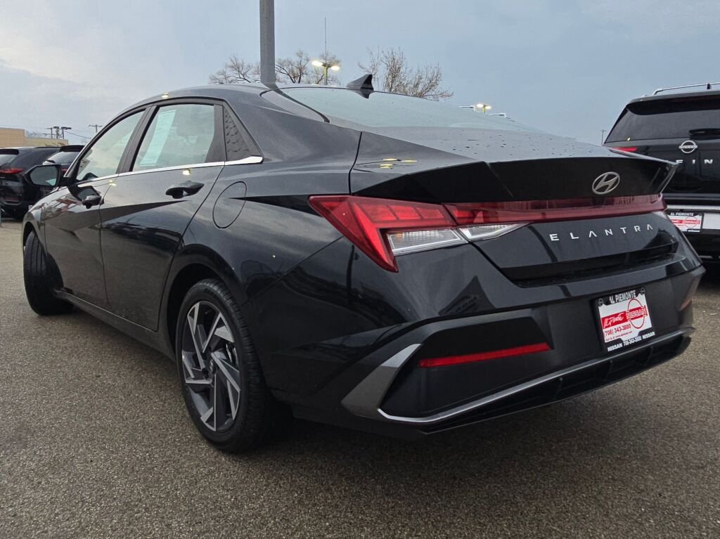 Used 2025 Black Hyundai SEL Convenience image 14