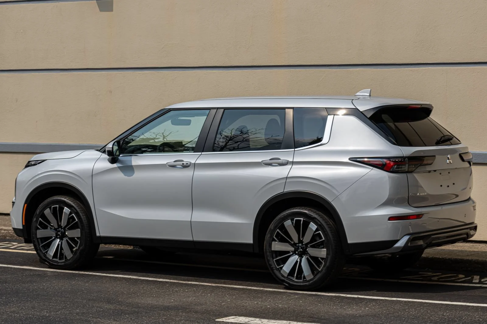 New 2026 White Mitsubishi SE image 5