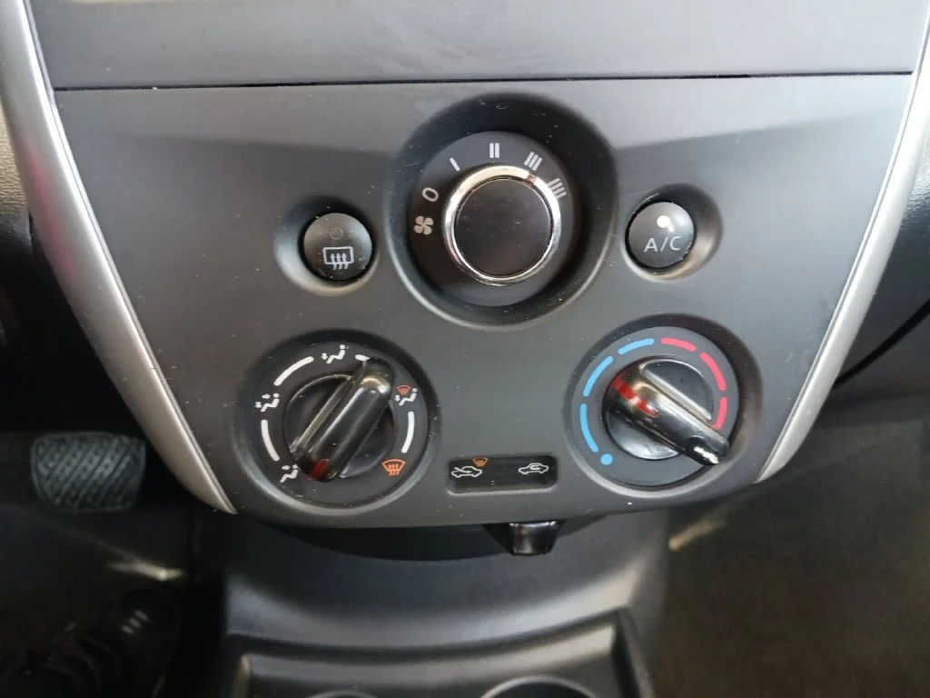 Used 2015 Silver Nissan 1.6 SV image 22