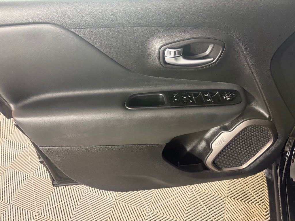 Used 2022 Black Jeep Latitude image 10