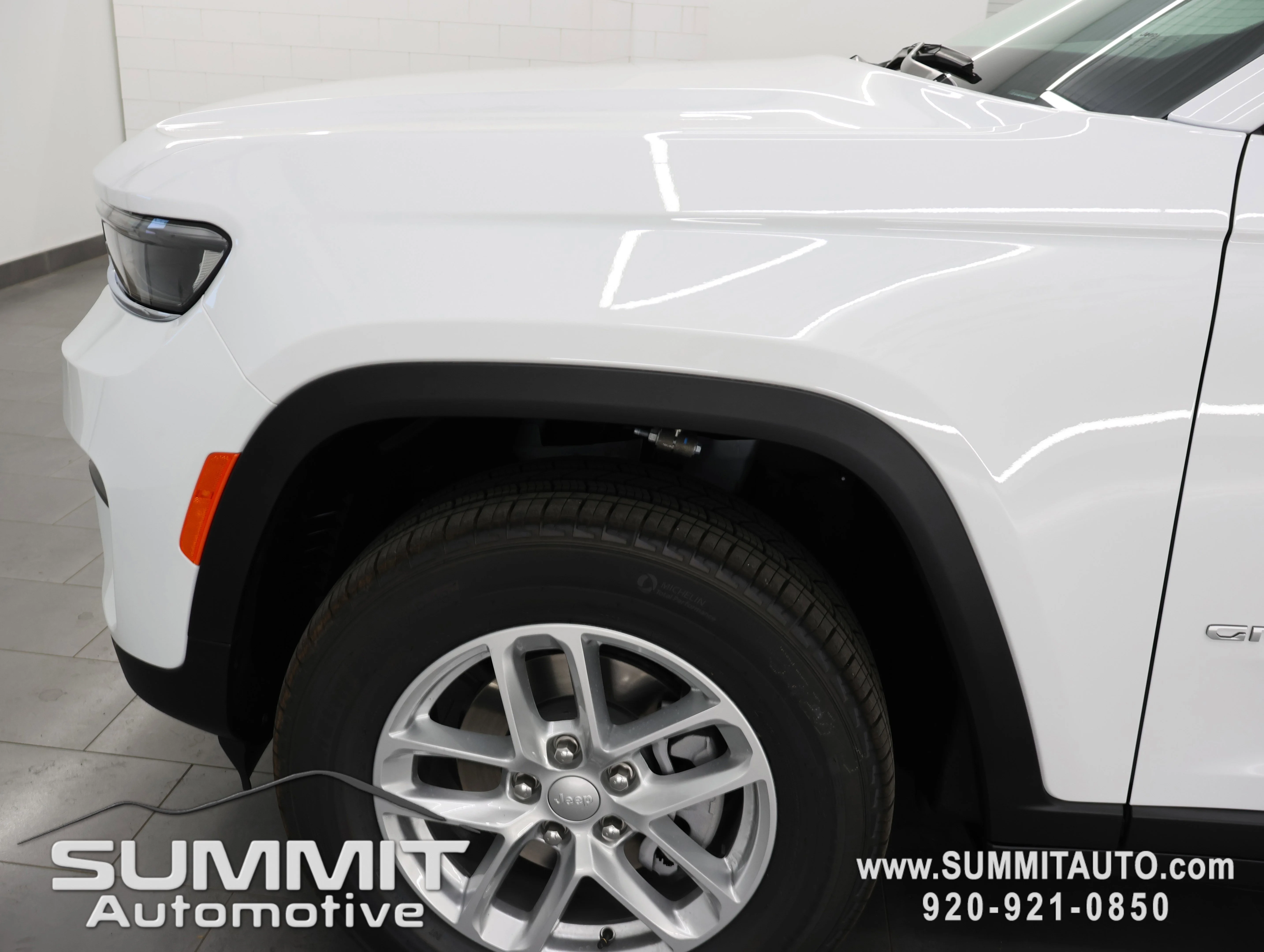 New 2026 Bright White Clear-Coat Exterior Paint Jeep Laredo X image 35
