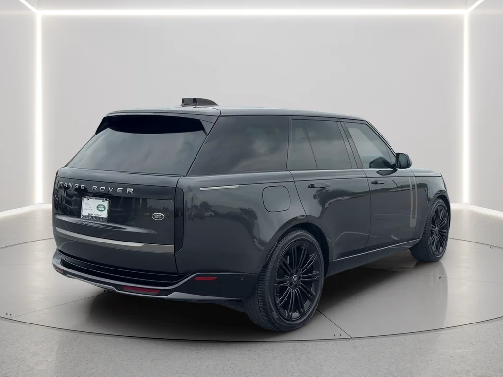 Used 2023  Land Rover SE image 5