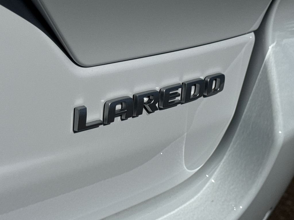 New 2026 Bright White Clear-Coat Exterior Paint Jeep Laredo X image 12