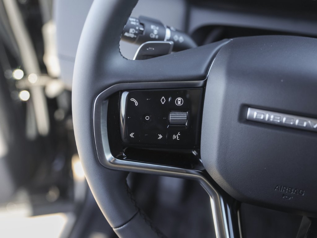 Used 2025  Land Rover SE image 20