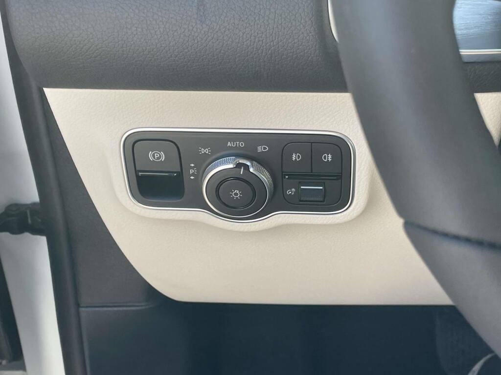 New 2026 Polar White Mercedes-Benz GLB 250 image 29