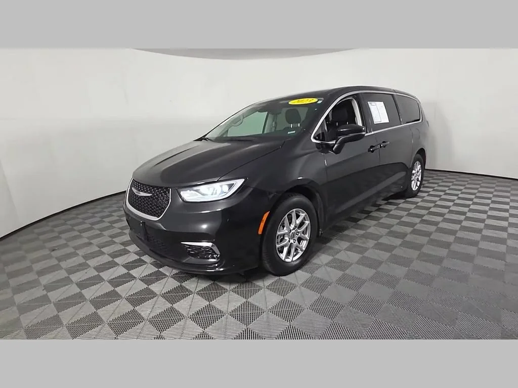 Used 2023 Brilliant Black Crystal Pearlcoat Chrysler Touring L image 49