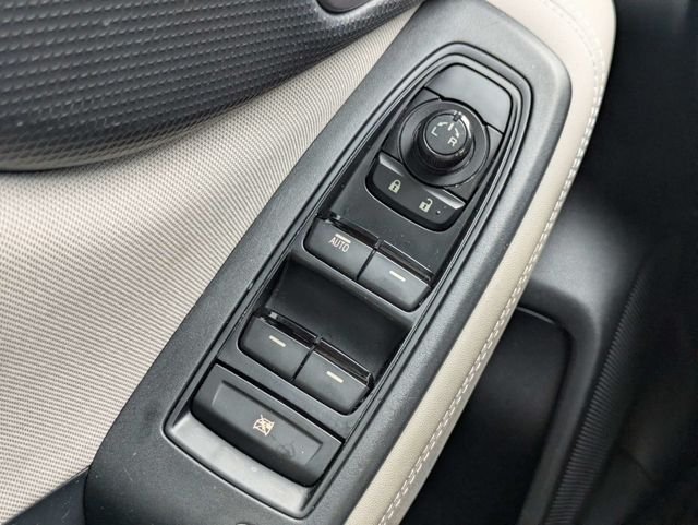 Used 2020 White Subaru Base image 20