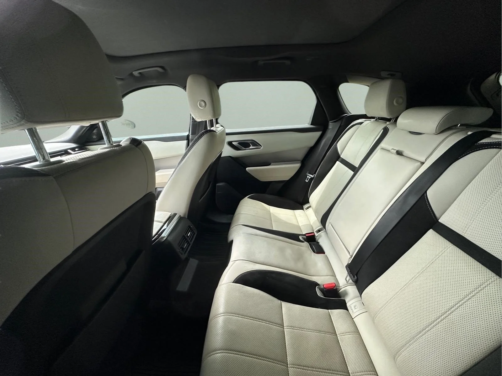 Used 2020  Land Rover R-Dynamic S image 23