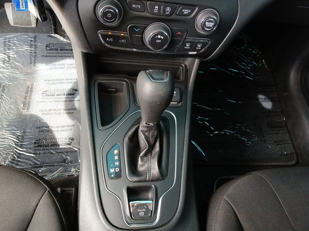 Used 2021 White Jeep Latitude image 15