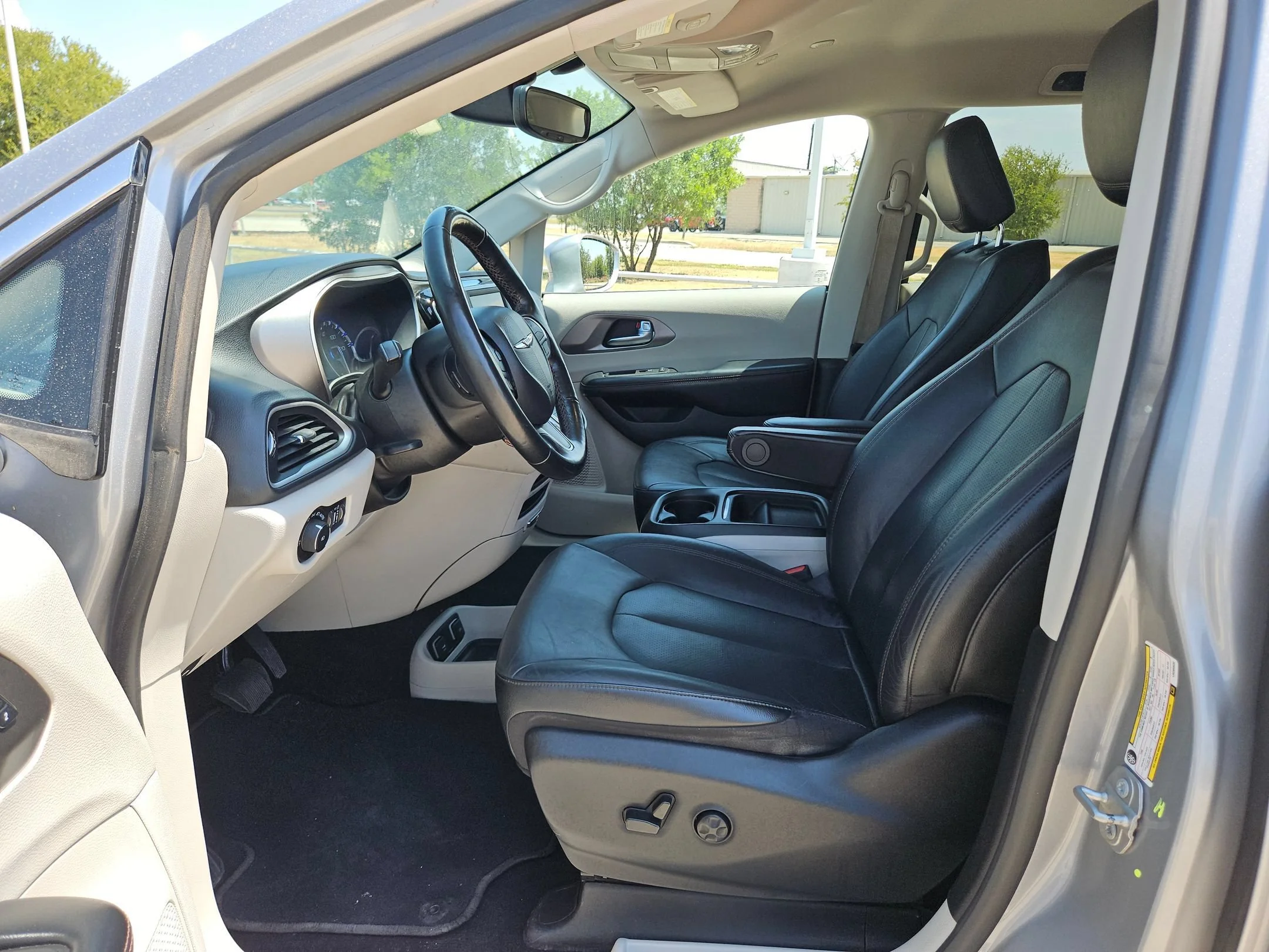 Used 2020 Silver Chrysler Touring L image 9