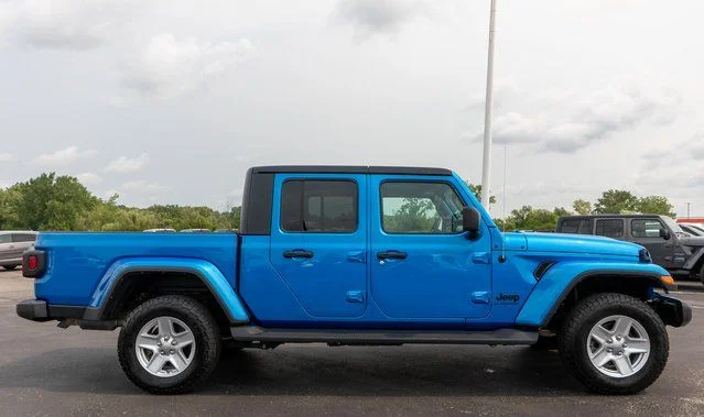 Used 2022 Blue Jeep Sport image 5