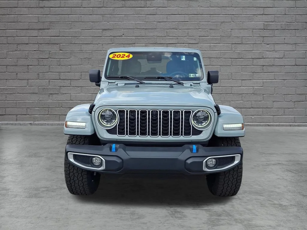 Used 2024 Earl Clearcoat Jeep Sahara image 4