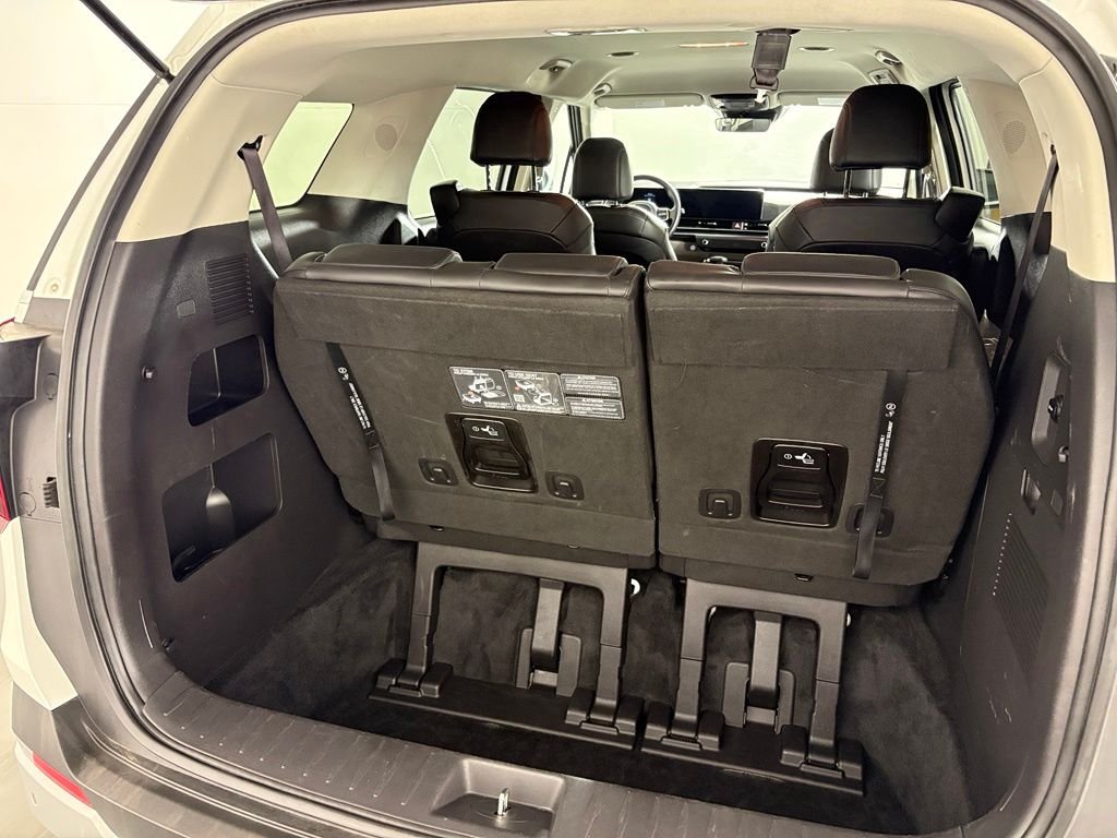 Used 2025 White Kia LXS image 17