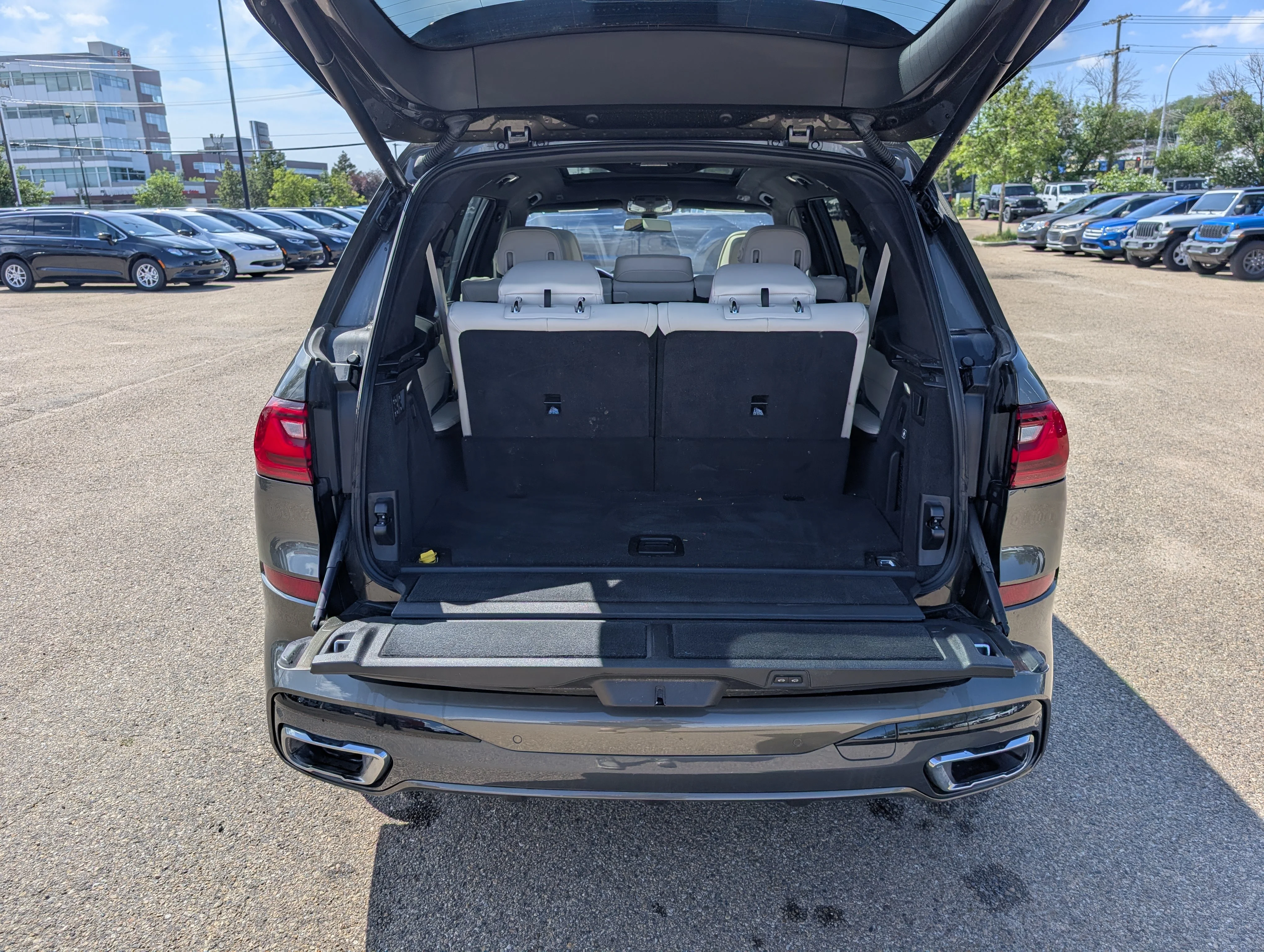 Used 2022 Manhattan Metallic BMW xDrive40i image 6