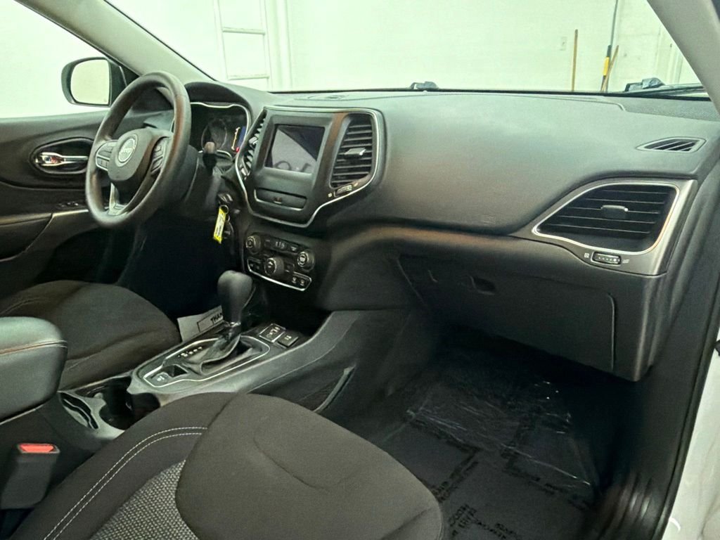 Used 2020 White Jeep Latitude image 28