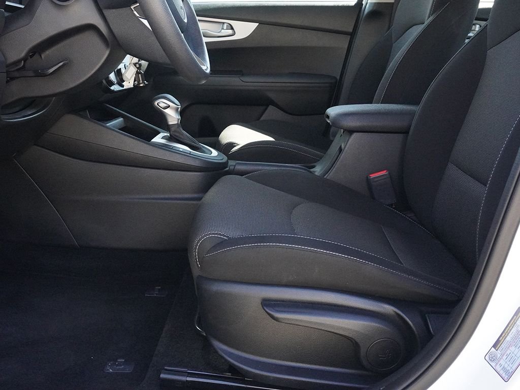 Used 2023 White Kia LXS image 20