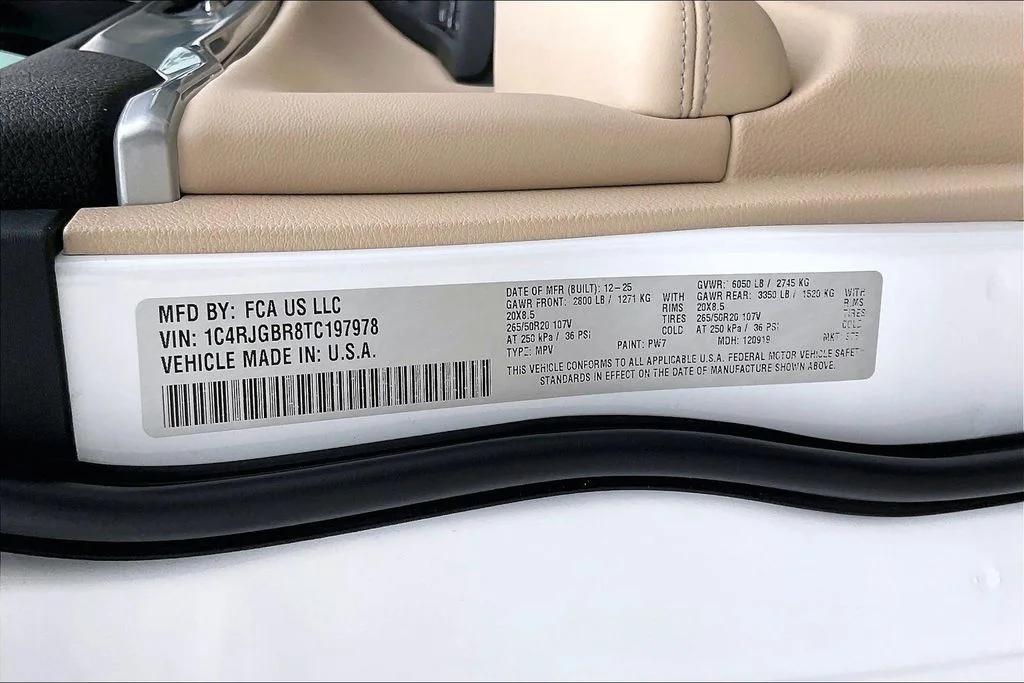 New 2026 Bright White Clear-Coat Exterior Paint Jeep Limited image 11