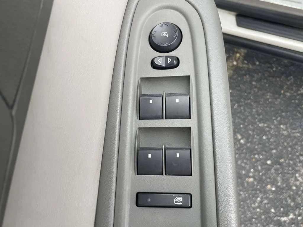Used 2015 White GMC SLT-1 image 16