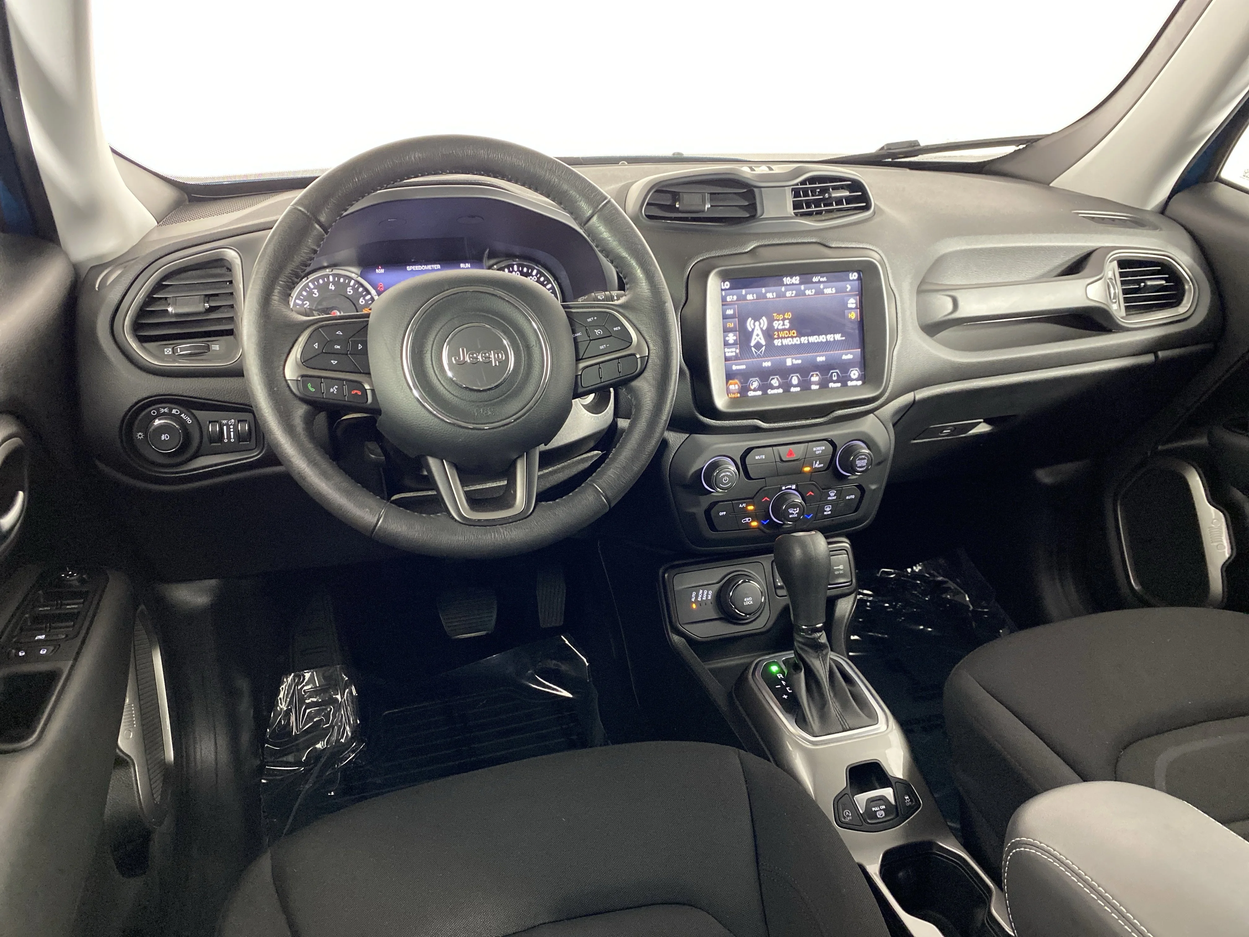 Used 2022 Bikini Metallic Clearcoat Jeep Latitude image 19