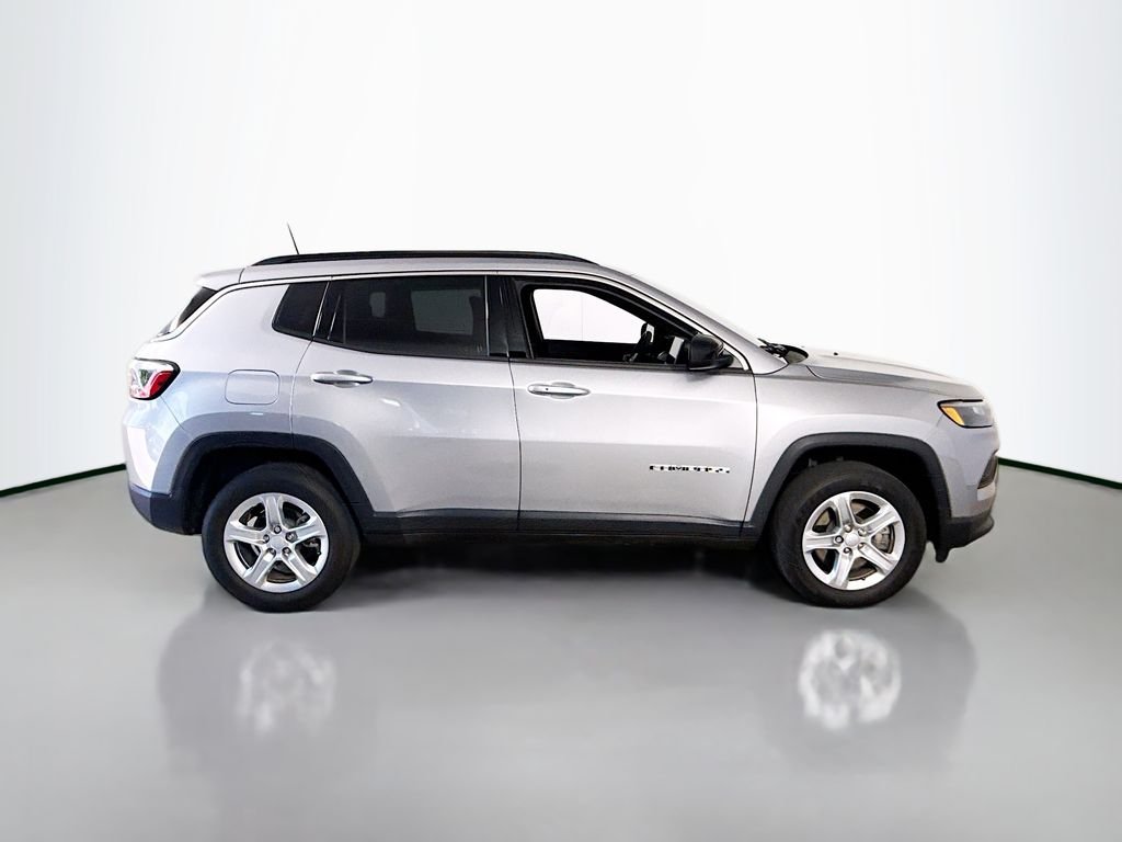 Used 2023 Billet Silver Metallic Clearcoat Jeep Latitude image 12