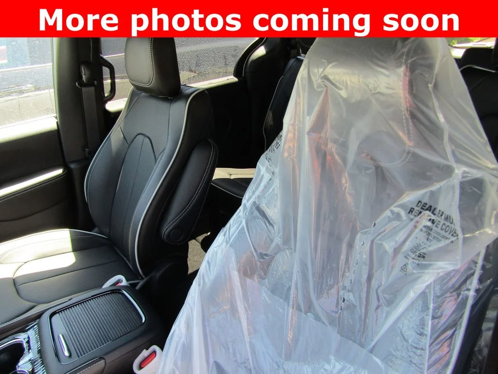2027 Chrysler Pacifica Limited - Photo 12
