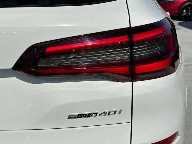Used 2023 White BMW sDrive40i image 32