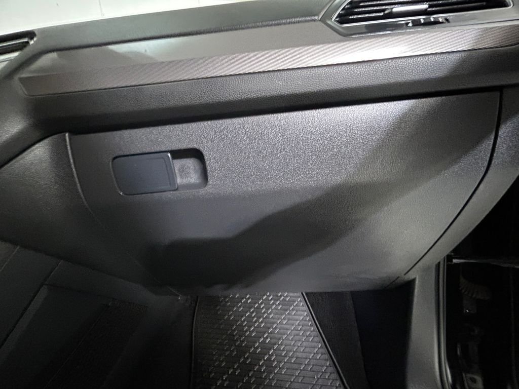 Used 2022  Volkswagen 2.0T SE image 24