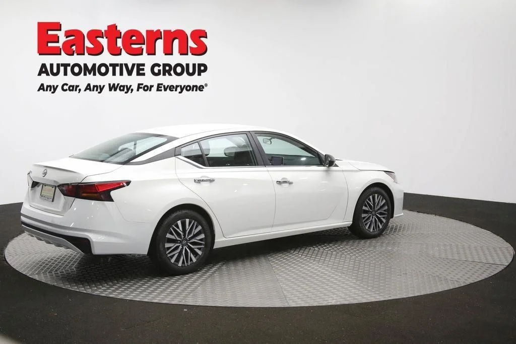 Used 2025 White Nissan 2.5 SV image 45
