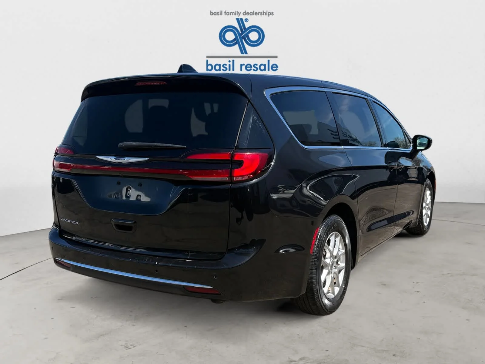 Used 2023 Brilliant Black Crystal Pearlcoat Chrysler Touring L image 6