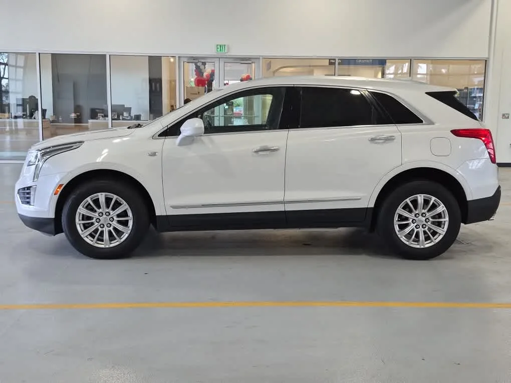 Used 2018 Crystal White Tricoat Cadillac FWD image 5