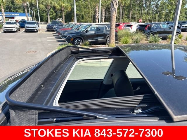 Used 2019 White Kia S image 8