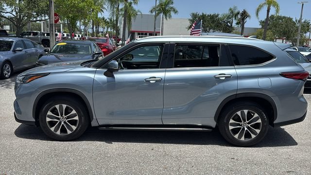 Used 2022 Moon Dust Toyota XLE image 4