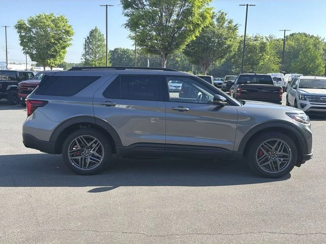 Used 2025 Gray Ford ST-Line image 13
